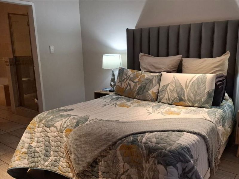 Comfortable Three-Bedroom Home with Pool and Garage - Photo 3