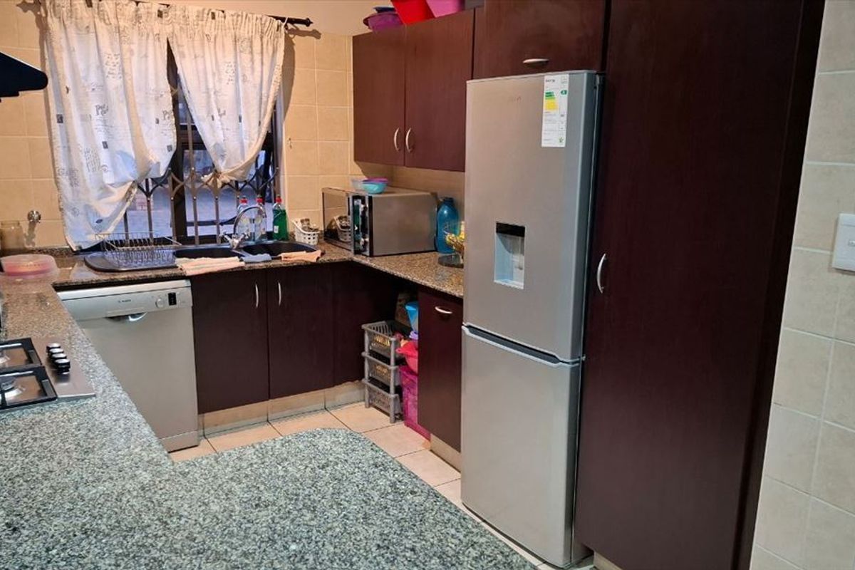 Comfortable Three-Bedroom Home with Pool and Garage - Photo 2