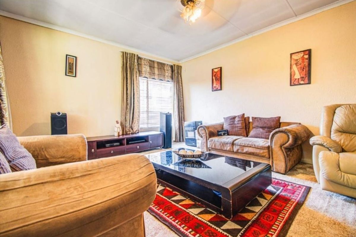 Expansive Four-Bedroom Family Retreat with Pool and Ample Parking - Photo 2