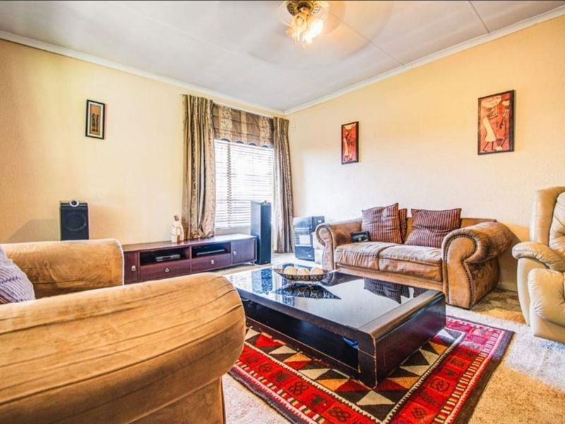 Expansive Four-Bedroom Family Retreat with Pool and Ample Parking - Photo 2