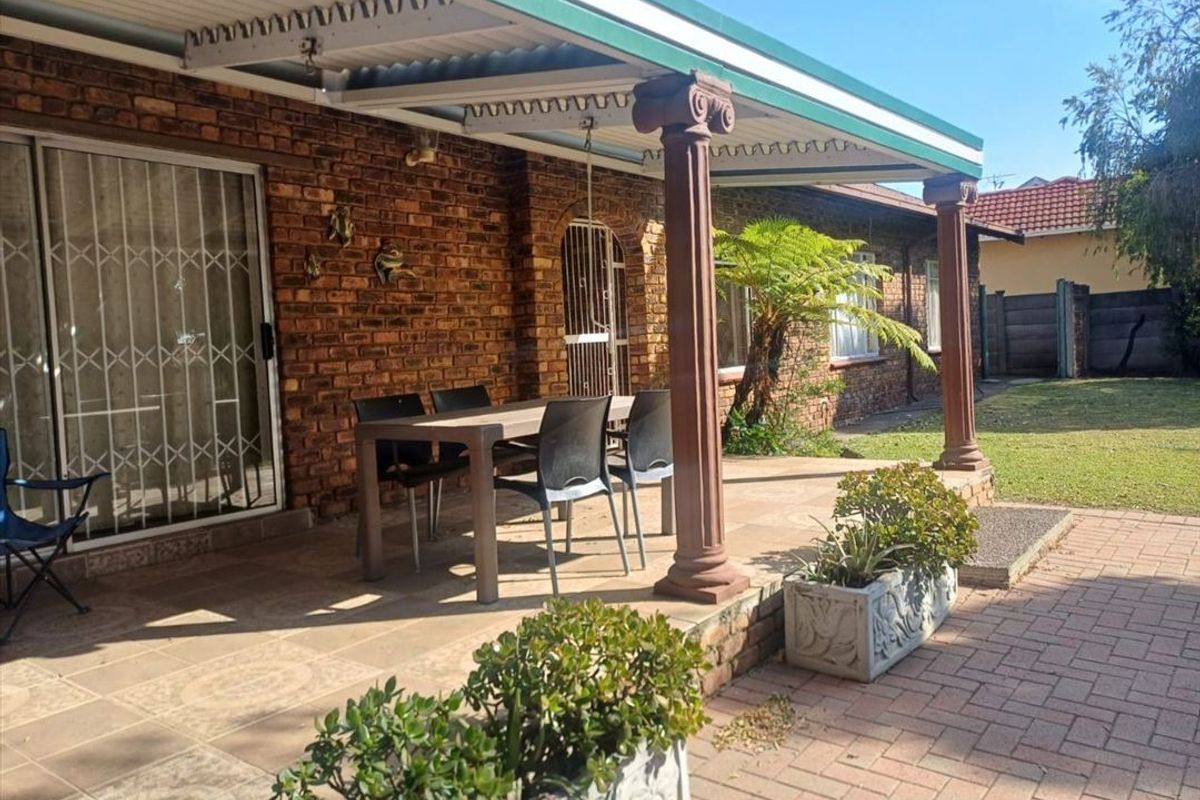 Expansive Four-Bedroom Family Retreat with Pool and Ample Parking - Photo 3