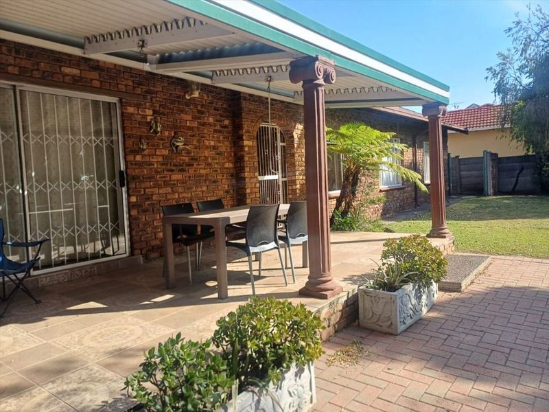 Expansive Four-Bedroom Family Retreat with Pool and Ample Parking - Photo 3