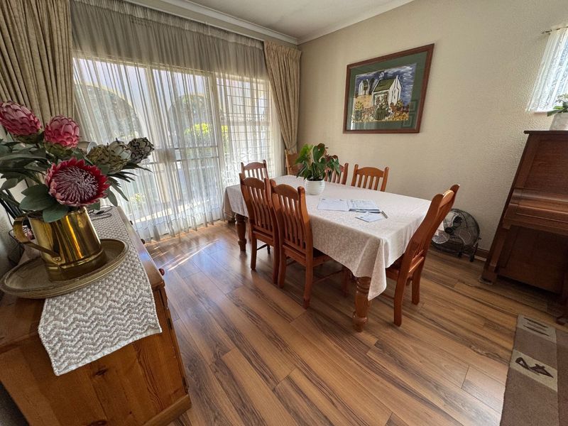 Spacious Family Home with Granny Flat and Pool - Photo 4