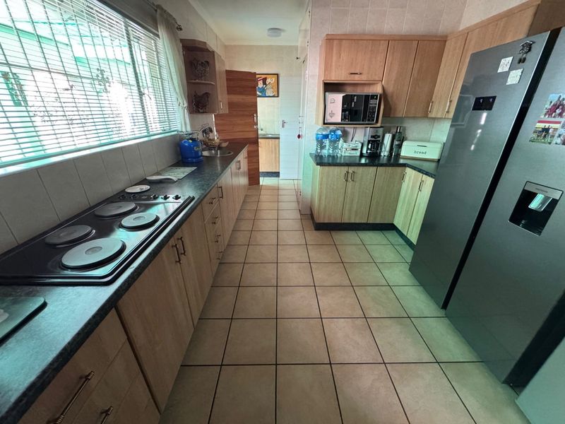 Spacious Family Home with Granny Flat and Pool - Photo 7