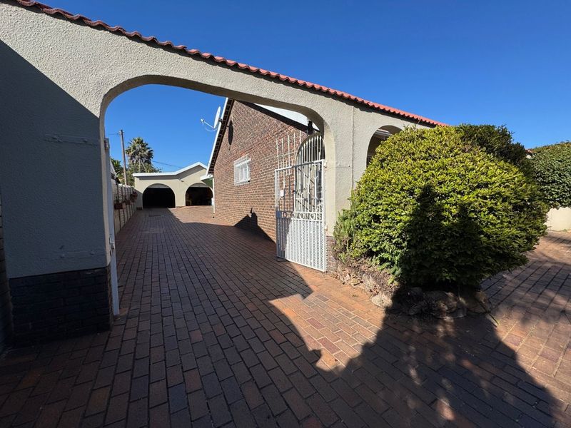 Spacious Family Home with Granny Flat and Pool - Photo 2