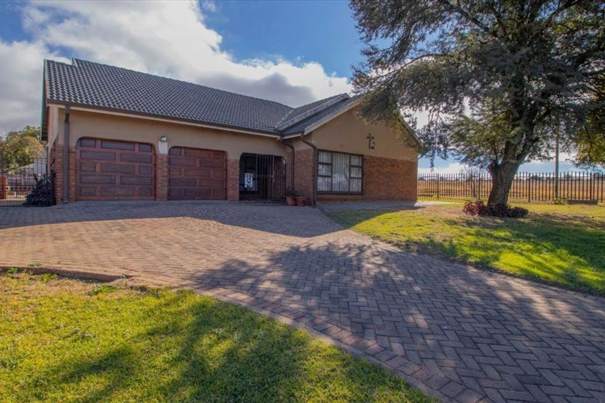 Spacious Four-Bedroom Home with Pool and Double Garage - Photo 3