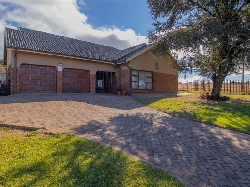 Spacious Four-Bedroom Home with Pool and Double Garage - Photo 3