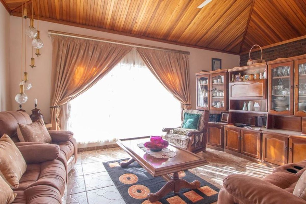 Spacious Four-Bedroom Home with Pool and Double Garage - Photo 2