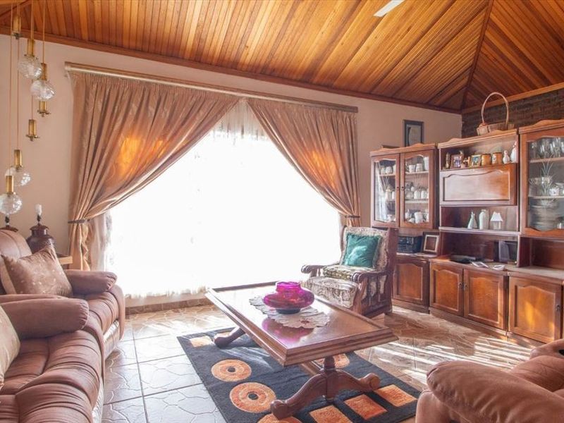 Spacious Four-Bedroom Home with Pool and Double Garage - Photo 2