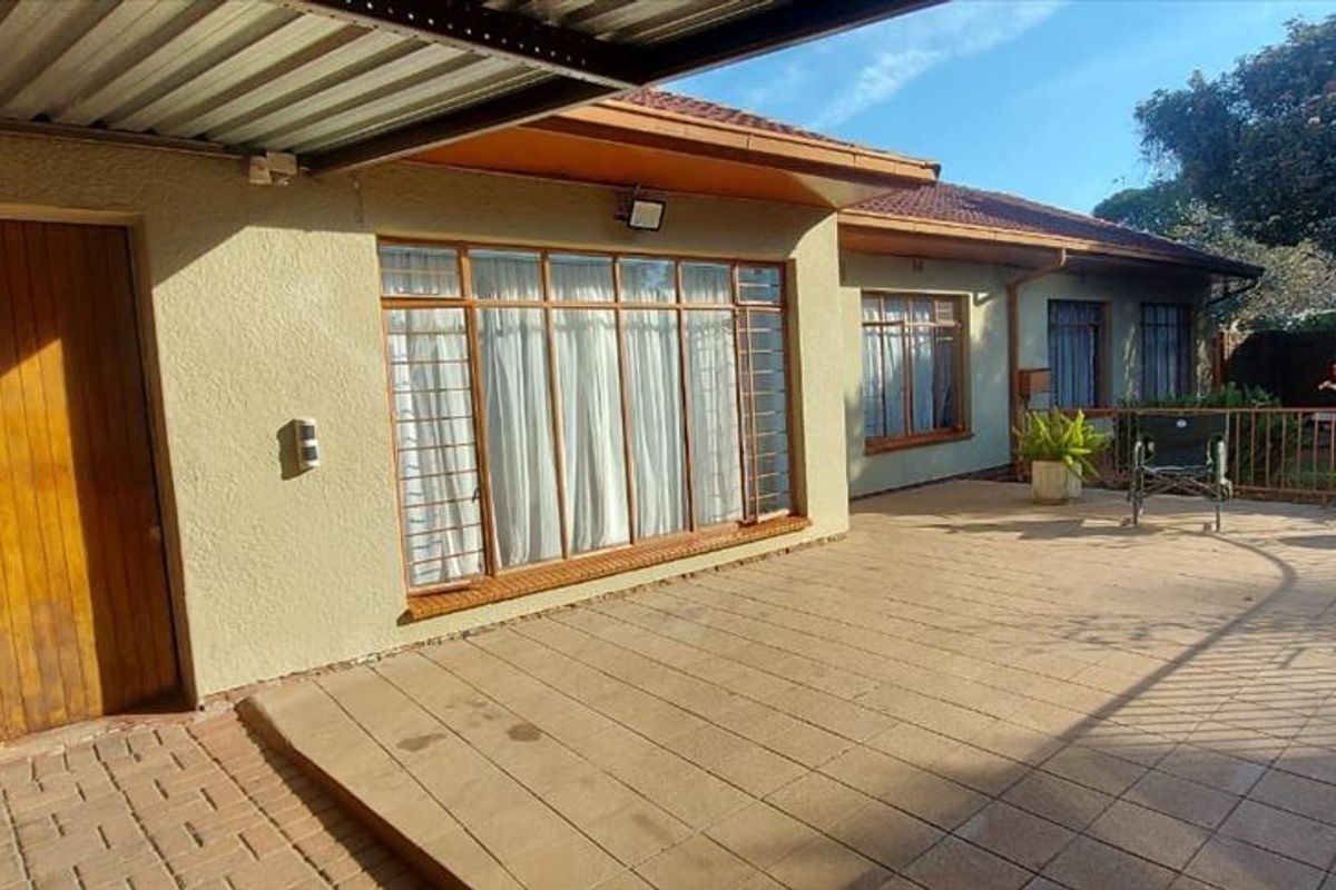 Versatile Three-Bedroom Home with Granny Flat and Staff Quarters - Photo 3