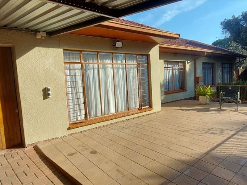 Versatile Three-Bedroom Home with Granny Flat and Staff Quarters - Photo 3