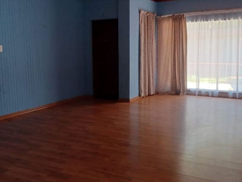 Versatile Three-Bedroom Home with Granny Flat and Staff Quarters - Photo 2