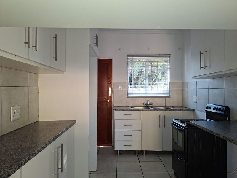 Two bedroom flat in La Hoff (Own Garden with Built in braai) - Photo 3