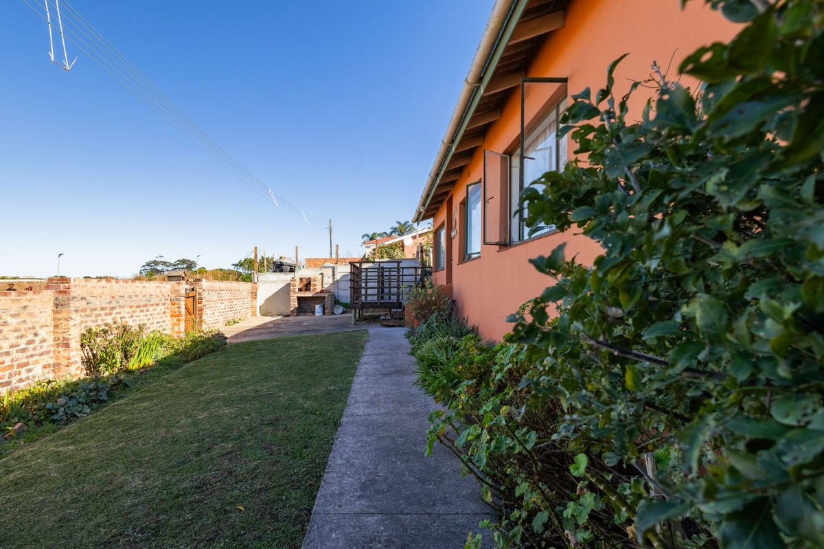 Solid older home with rental potential - Photo 2