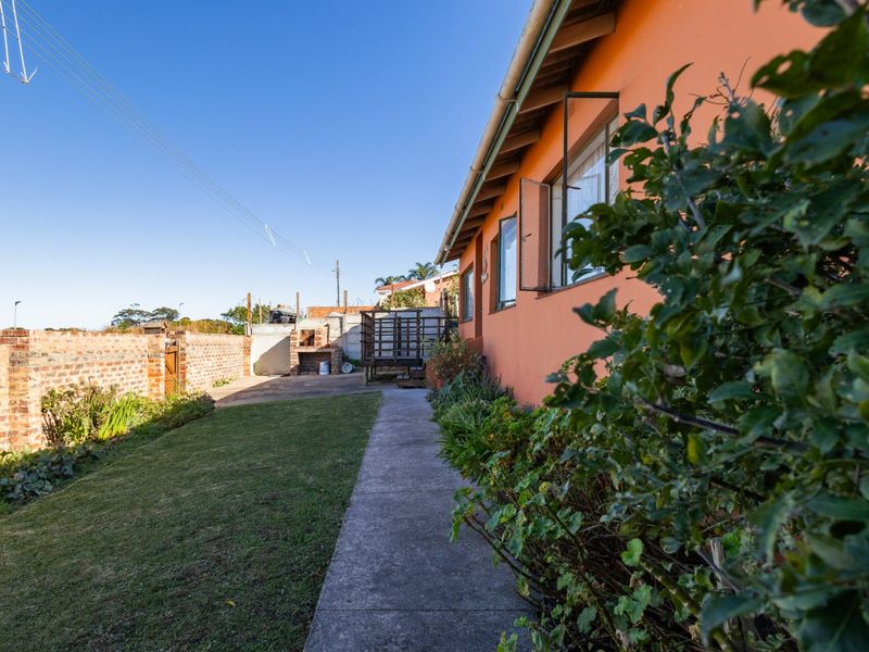 Solid older home with rental potential - Photo 2