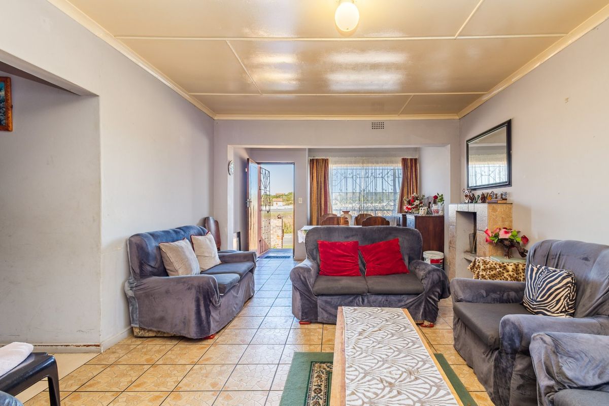 Solid older home with rental potential - Photo 4