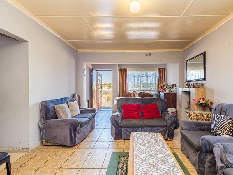 Solid older home with rental potential - Photo 4