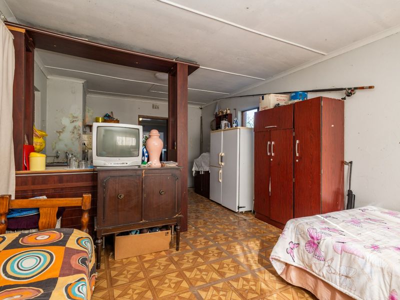 Solid older home with rental potential - Photo 10