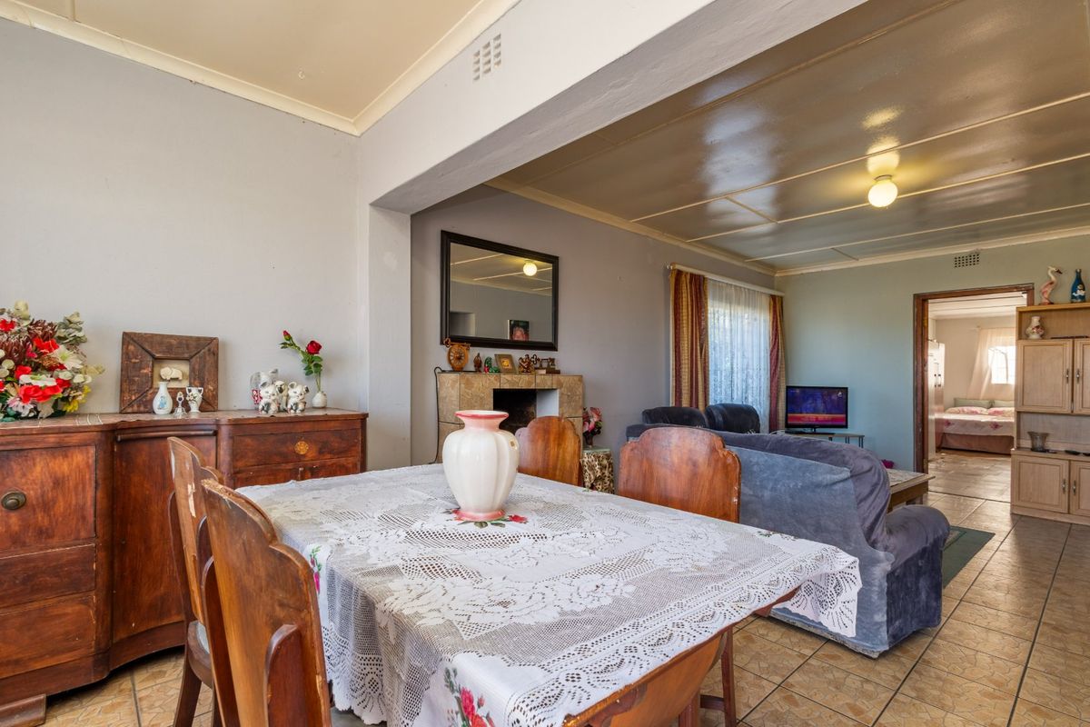 Solid older home with rental potential - Photo 3