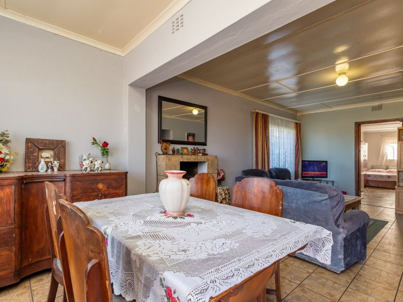 Solid older home with rental potential - Photo 3