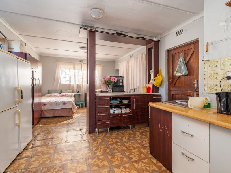 Solid older home with rental potential - Photo 8