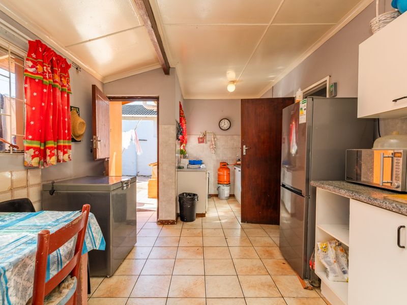 Solid older home with rental potential - Photo 7