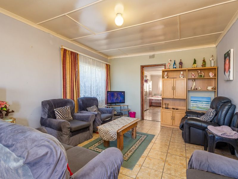 Solid older home with rental potential - Photo 6