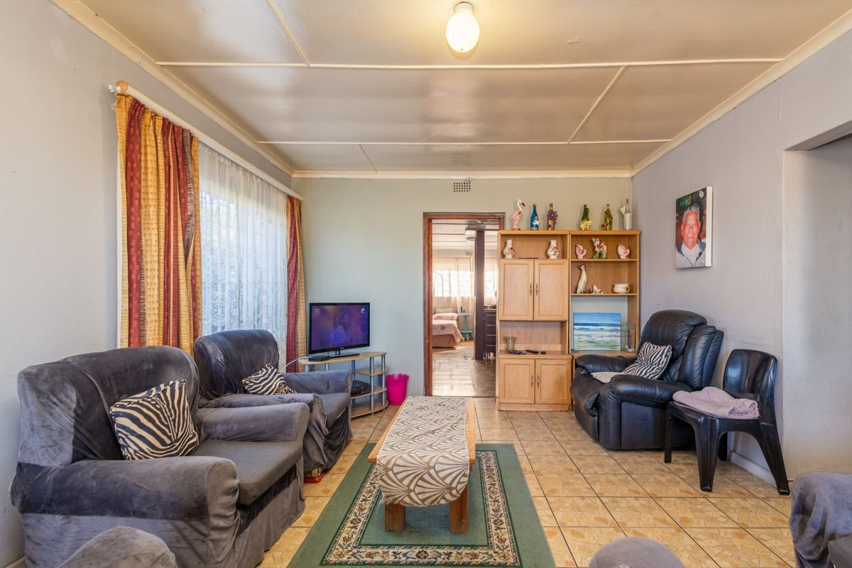 Solid older home with rental potential - Photo 5