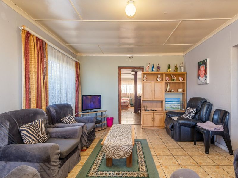 Solid older home with rental potential - Photo 5