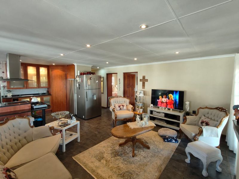 Exceptional 3-Bedroom Home with Flatlet - Photo 7