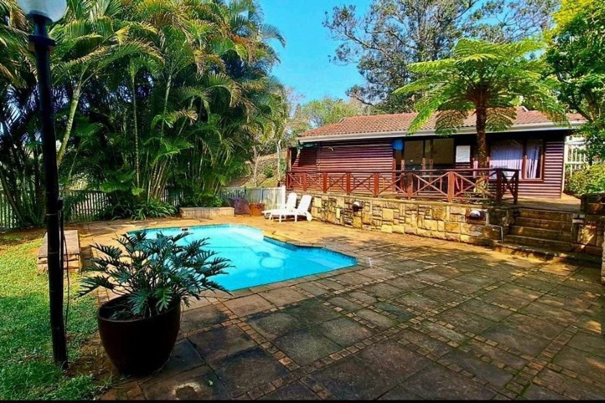 Stylish 4-Bedroom Townhouse with Sea Views & Modern Features – Southport - Photo 3