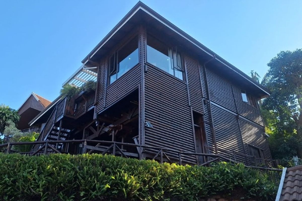 Stylish 4-Bedroom Townhouse with Sea Views & Modern Features – Southport - Photo 2