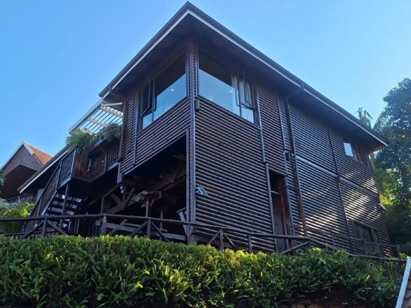 Stylish 4-Bedroom Townhouse with Sea Views & Modern Features – Southport - Photo 2