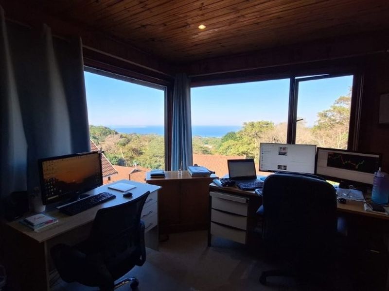 Stylish 4-Bedroom Townhouse with Sea Views & Modern Features – Southport - Photo 10