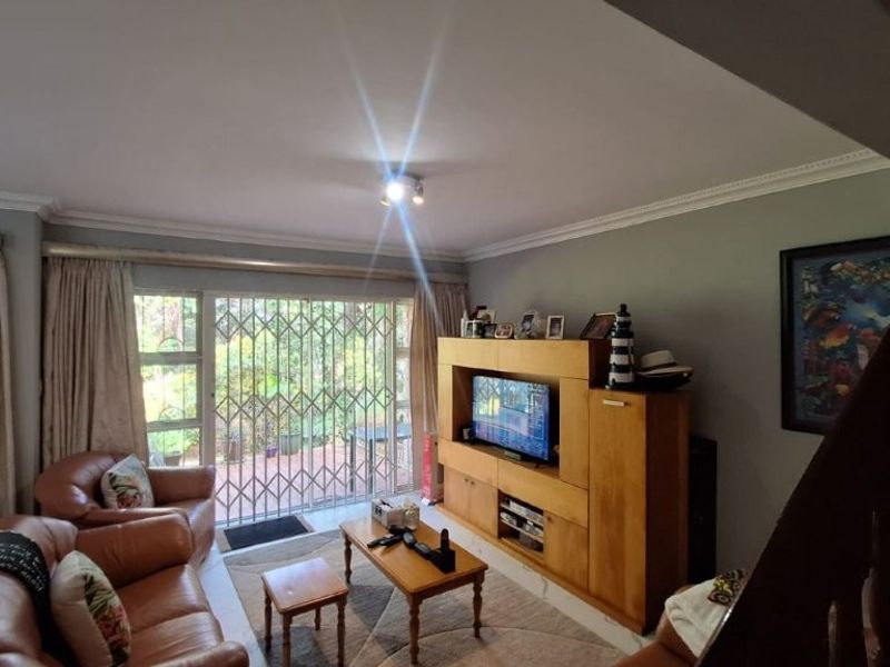 Luxury Living in Secure Coastal Elegance – Southport - Photo 5