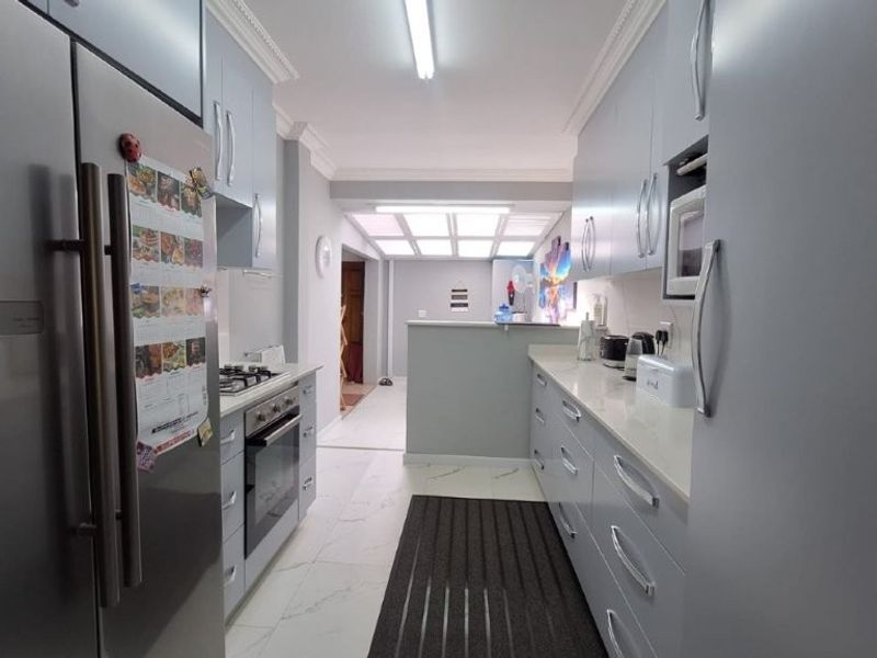 Luxury Living in Secure Coastal Elegance – Southport - Photo 9