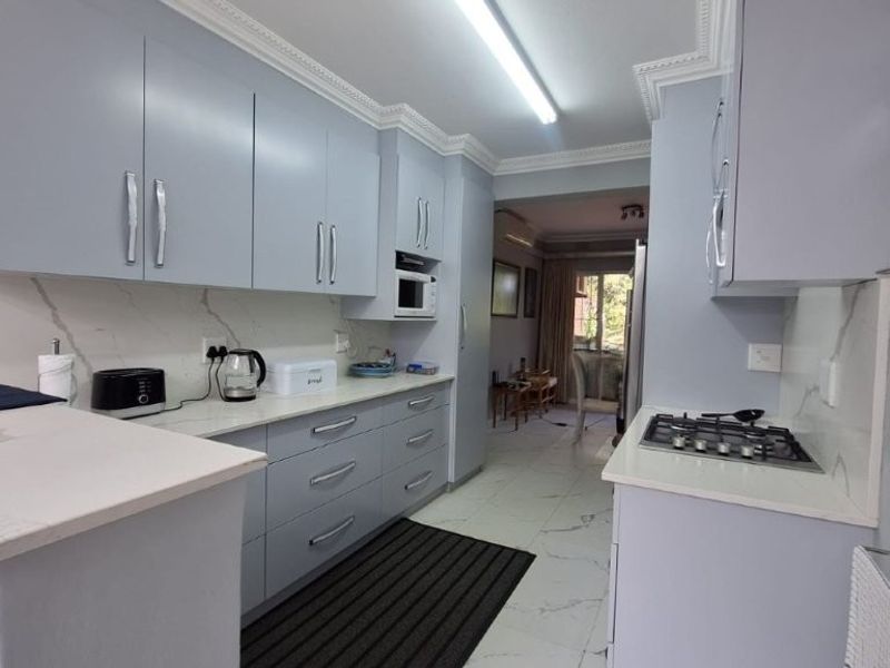 Luxury Living in Secure Coastal Elegance – Southport - Photo 8