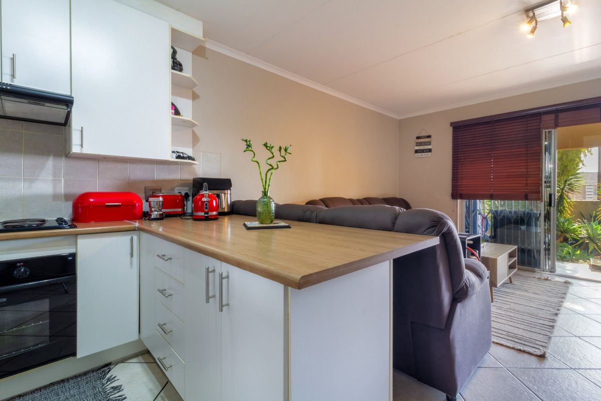Spacious and Unique! 2 Bedroom Ground Floor Unit in a Small, Secure Complex - Photo 2