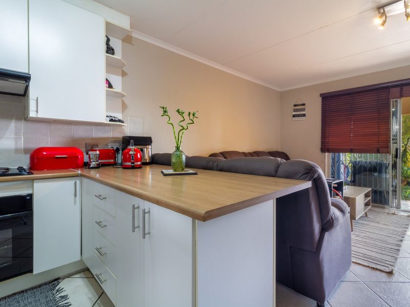 Spacious and Unique! 2 Bedroom Ground Floor Unit in a Small, Secure Complex - Photo 2