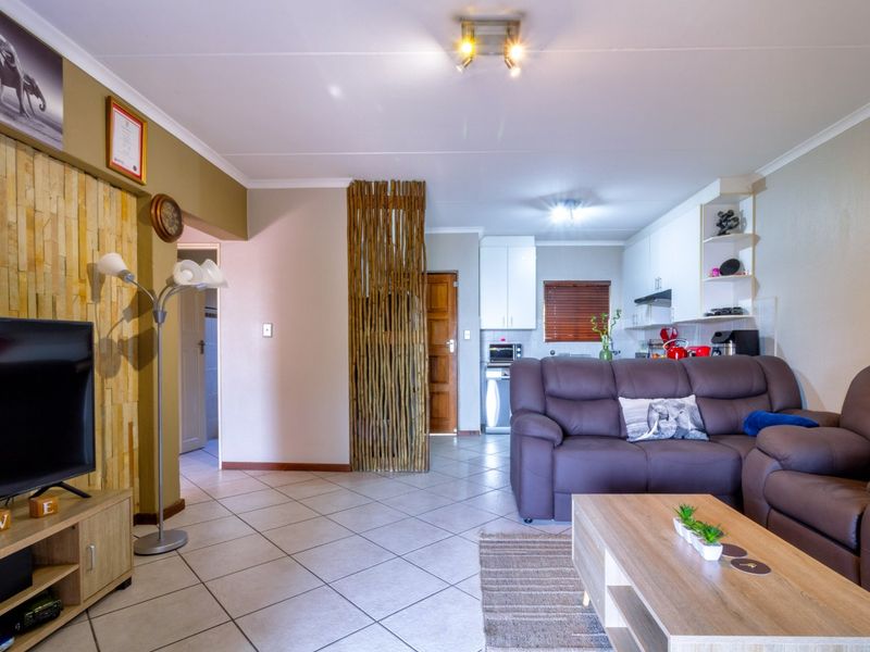 Spacious and Unique! 2 Bedroom Ground Floor Unit in a Small, Secure Complex - Photo 10