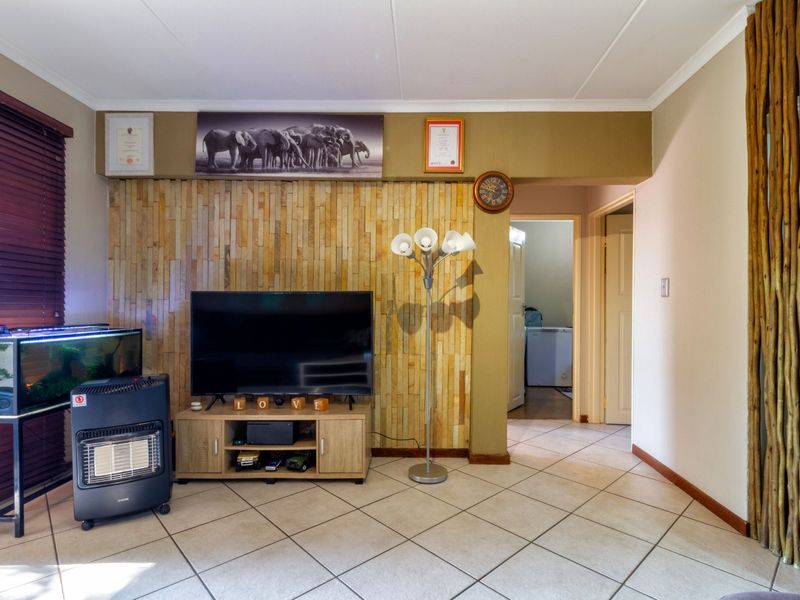 Spacious and Unique! 2 Bedroom Ground Floor Unit in a Small, Secure Complex - Photo 9