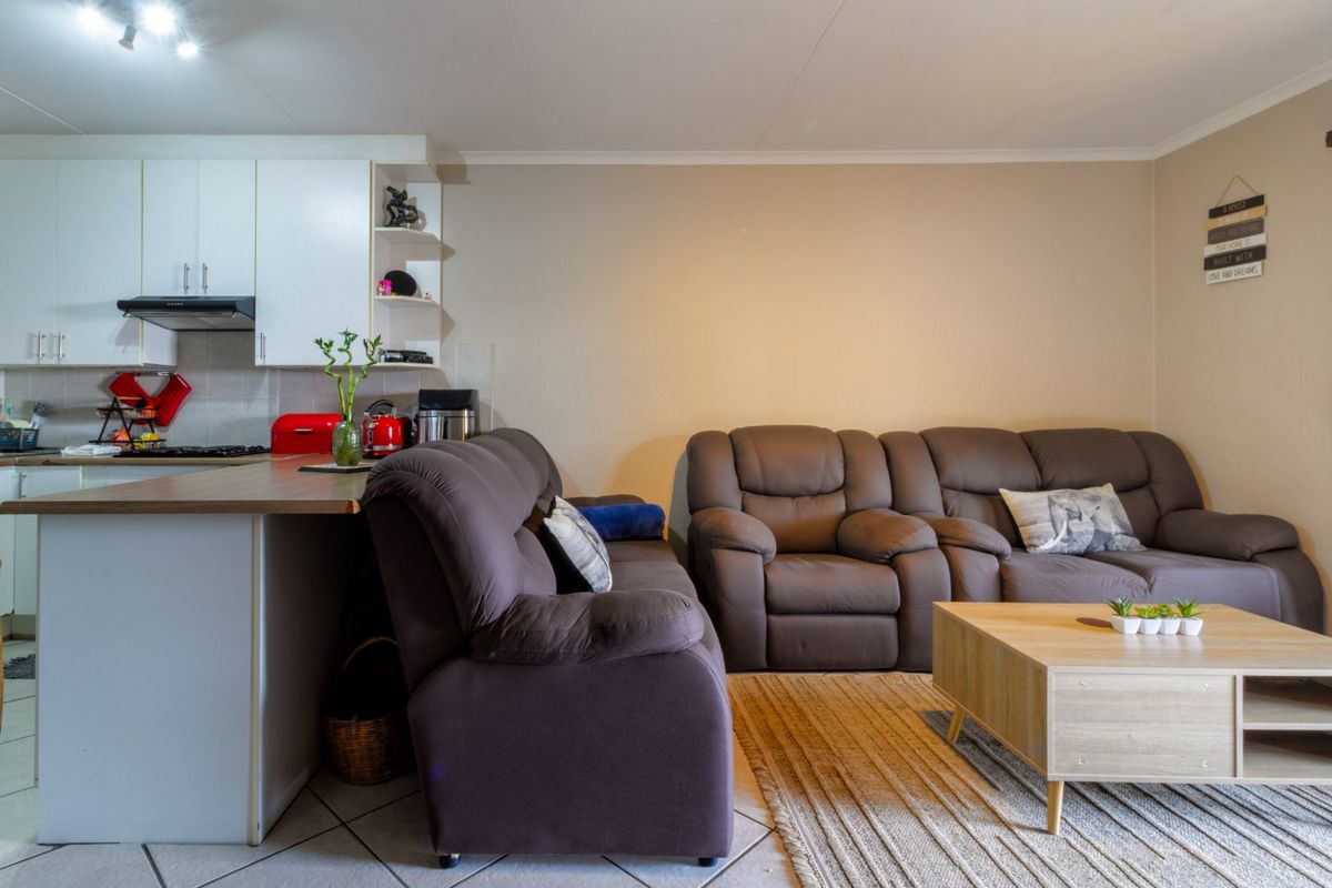 Spacious and Unique! 2 Bedroom Ground Floor Unit in a Small, Secure Complex - Photo 4