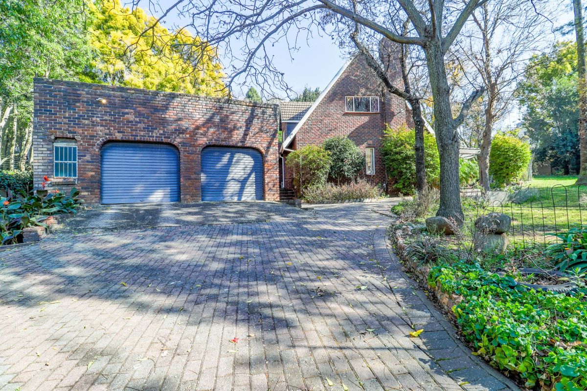 Unlock Hidden Value in Paulshof: Spacious 4 Bedroom Freehold Home with Huge Potential, First Time on Market in 31 Years! - Photo 3