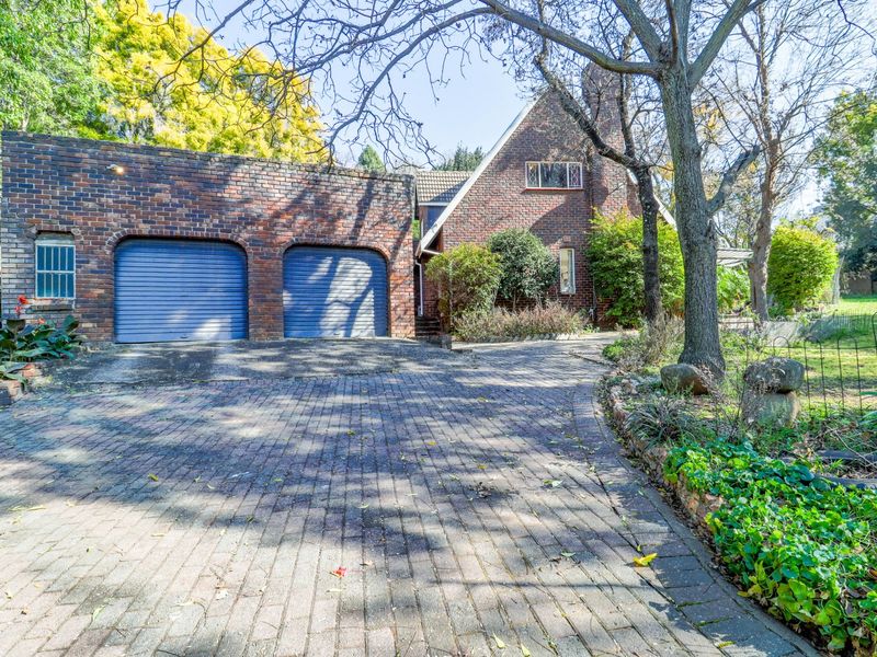 Unlock Hidden Value in Paulshof: Spacious 4 Bedroom Freehold Home with Huge Potential, First Time on Market in 31 Years! - Photo 3