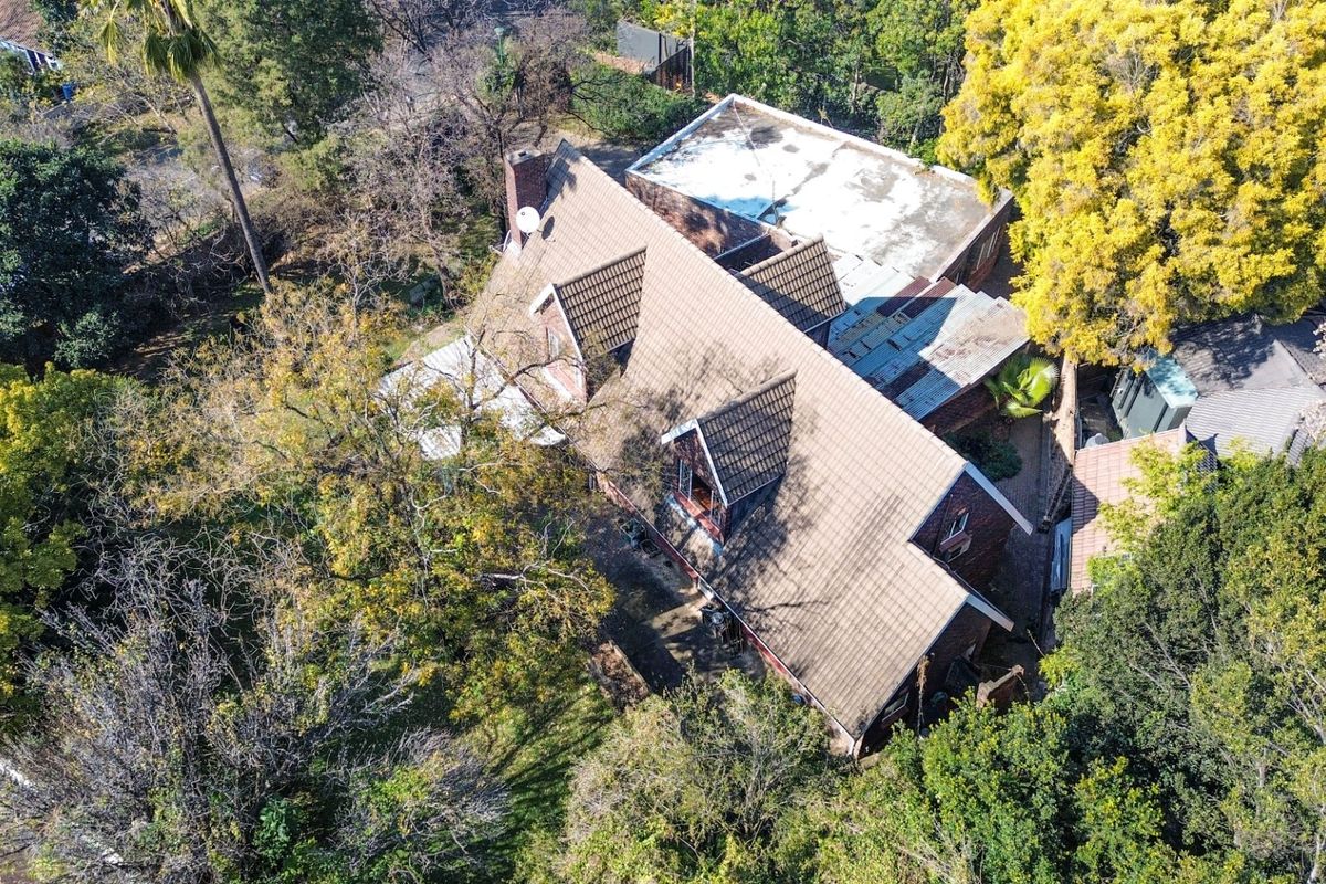 Unlock Hidden Value in Paulshof: Spacious 4 Bedroom Freehold Home with Huge Potential, First Time on Market in 31 Years! - Photo 5