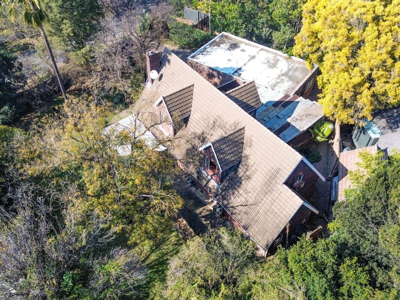 Unlock Hidden Value in Paulshof: Spacious 4 Bedroom Freehold Home with Huge Potential, First Time on Market in 31 Years! - Photo 5