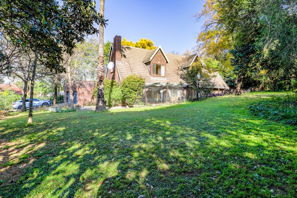 Unlock Hidden Value in Paulshof: Spacious 4 Bedroom Freehold Home with Huge Potential, First Time on Market in 31 Years! - Photo 2