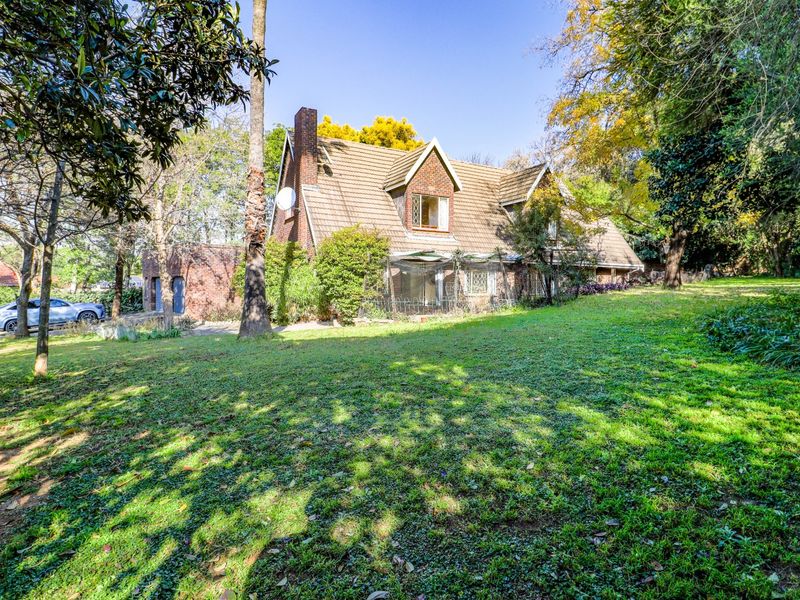 Unlock Hidden Value in Paulshof: Spacious 4 Bedroom Freehold Home with Huge Potential, First Time on Market in 31 Years! - Photo 2