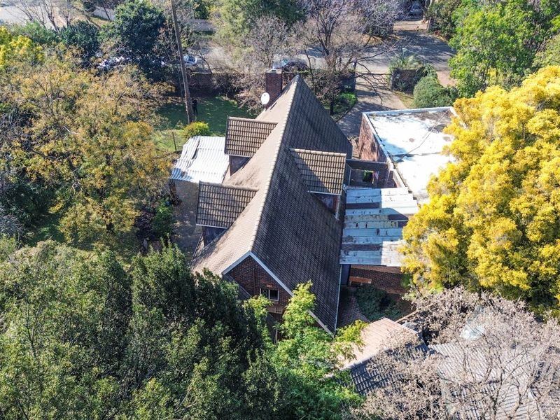 Unlock Hidden Value in Paulshof: Spacious 4 Bedroom Freehold Home with Huge Potential, First Time on Market in 31 Years! - Photo 4