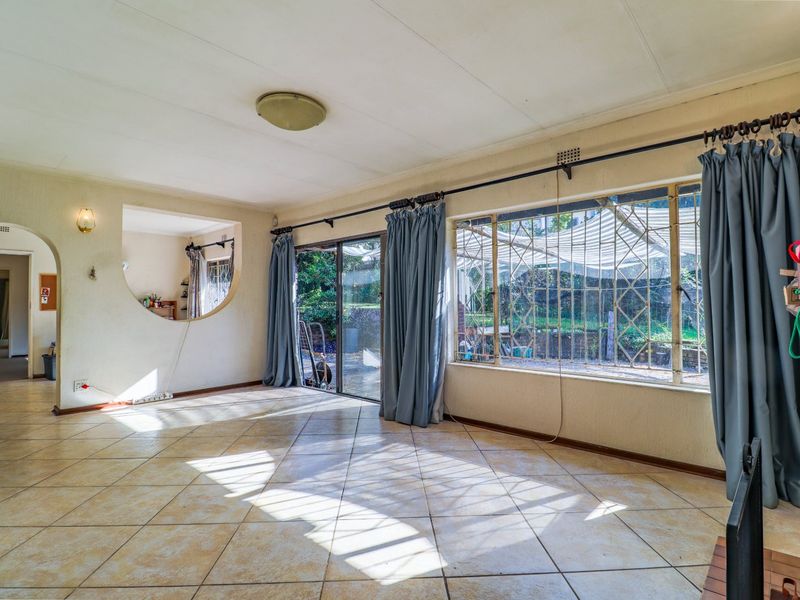 Unlock Hidden Value in Paulshof: Spacious 4 Bedroom Freehold Home with Huge Potential, First Time on Market in 31 Years! - Photo 10